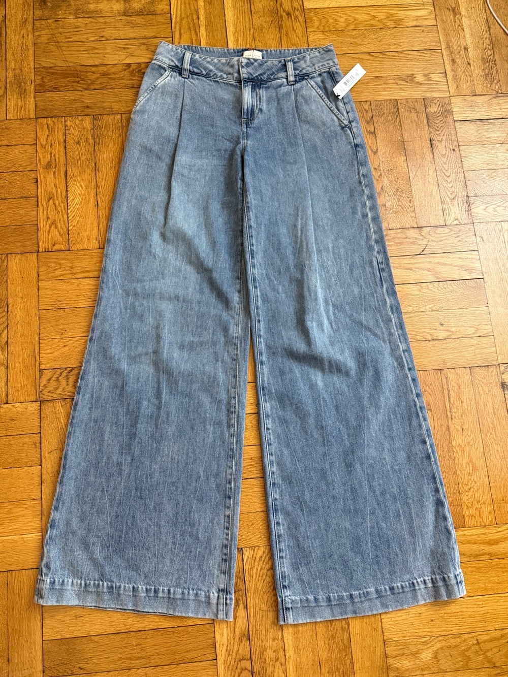 Alice and Olivia
Eric Low Rise Wide Leg Jeans in Sadie Light Vintage Blue - Picture 7 of 14